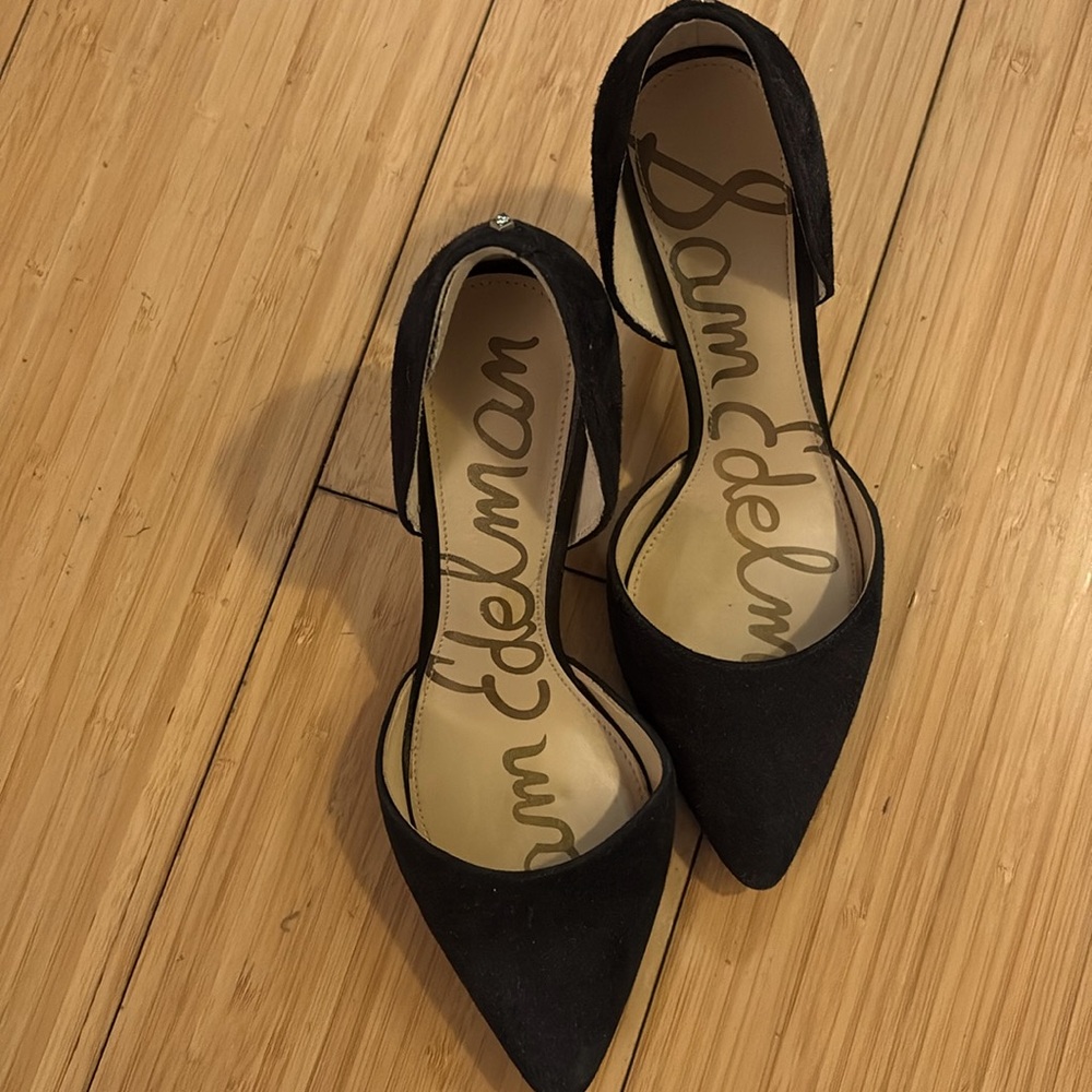 Vintage style suede pumps